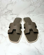 愛馬仕 Oran 涼鞋，灰褐色，36 碼