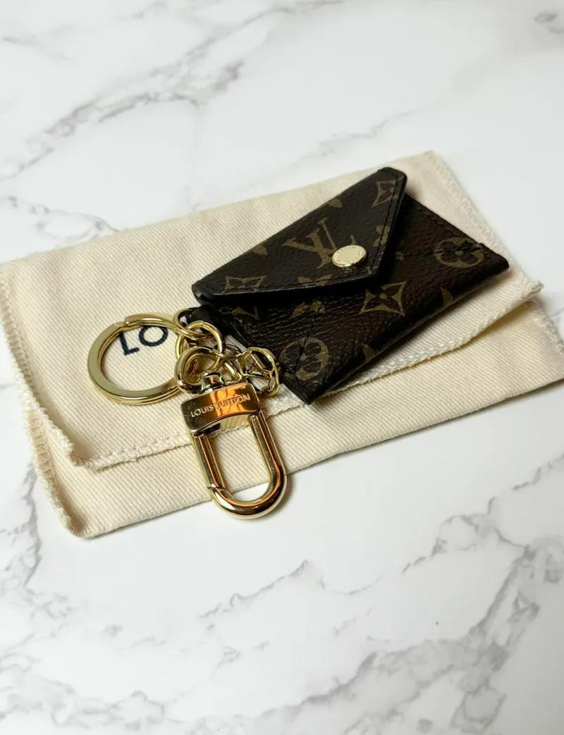 LV Kirigami 手拿包掛飾與鑰匙圈