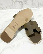 愛馬仕 Oran 涼鞋，灰褐色，39 碼