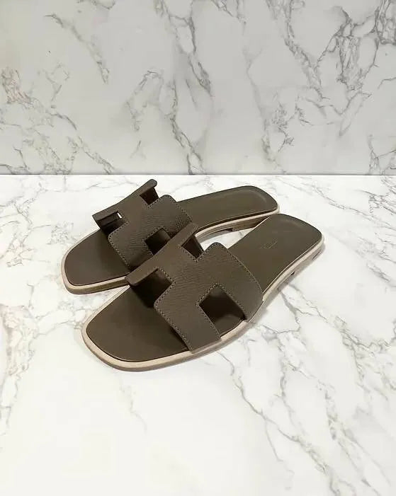 愛馬仕 Oran 涼鞋，灰褐色，39 碼