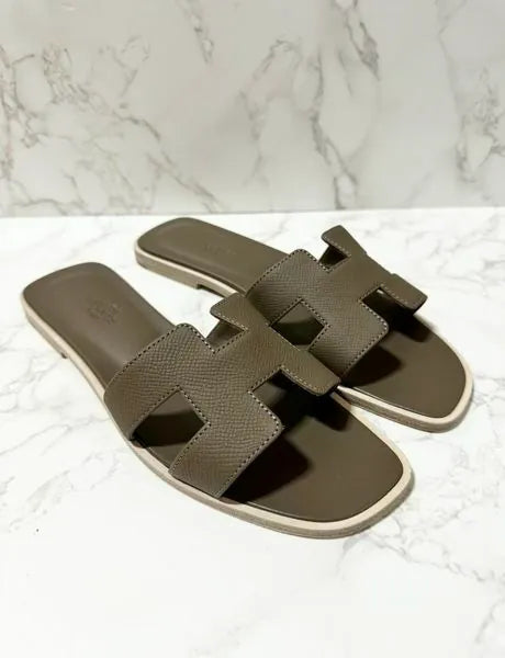 愛馬仕 Oran 涼鞋，灰褐色，38 碼