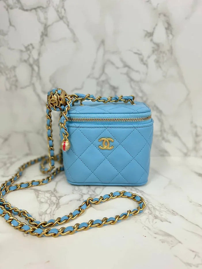 ❤️香奈兒亮藍色迷你方形化妝包，配皮革鏈條和珍珠碎裂金五金