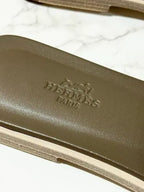 愛馬仕 Oran 涼鞋，灰褐色，38 碼