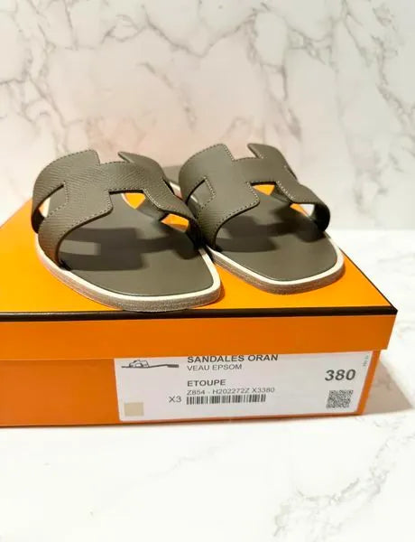 愛馬仕 Oran 涼鞋，灰褐色，38 碼