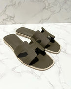 愛馬仕 Oran 涼鞋，灰褐色，36 碼