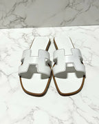 愛馬仕 Oran 白色涼鞋，37.5 碼