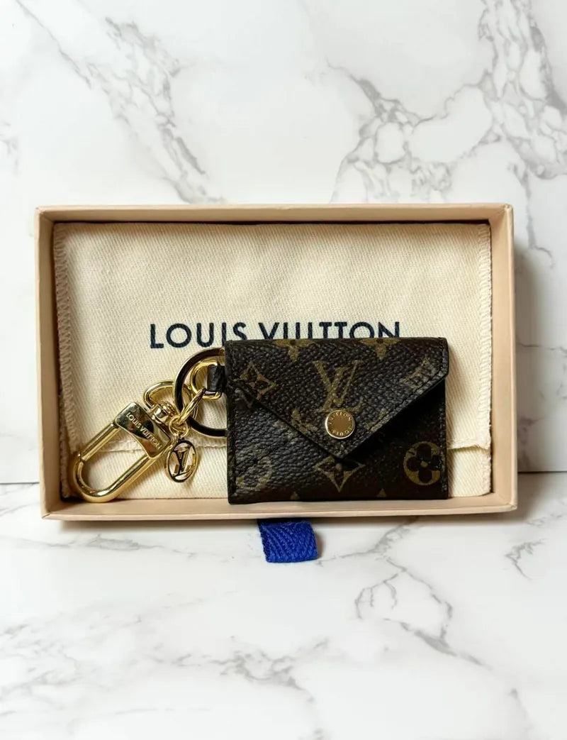 LV Kirigami 手拿包掛飾與鑰匙圈