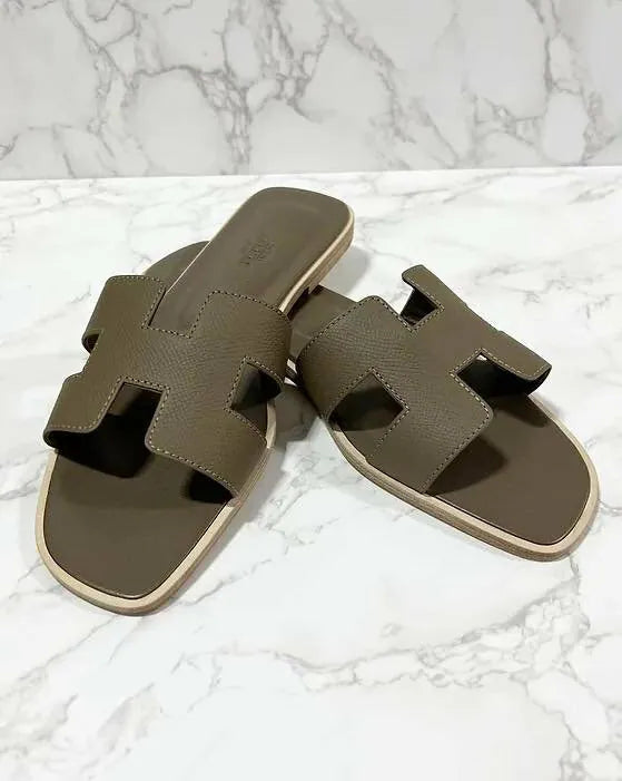 愛馬仕 Oran 涼鞋，灰褐色，39 碼