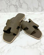 愛馬仕 Oran 涼鞋，灰褐色，39 碼