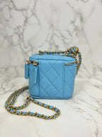 ❤️香奈兒亮藍色迷你方形化妝包，配皮革鏈條和珍珠碎裂金五金