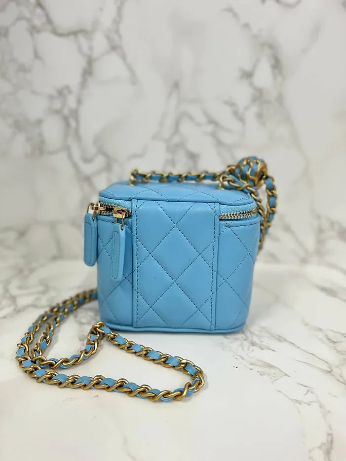 ❤️香奈兒亮藍色迷你方形化妝包，配皮革鏈條和珍珠碎裂金五金