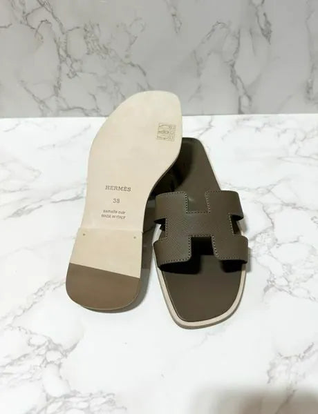愛馬仕 Oran 涼鞋，灰褐色，38 碼