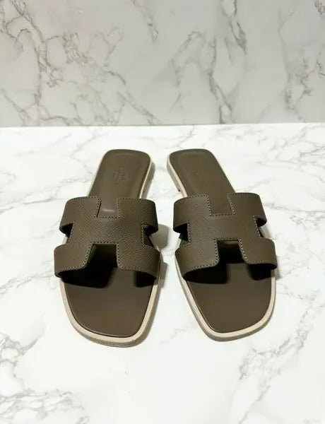 愛馬仕 Oran 涼鞋，灰褐色，38 碼