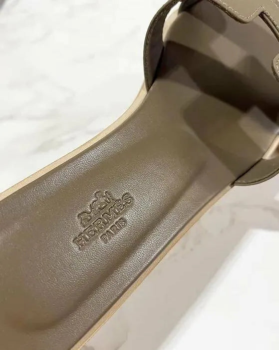 愛馬仕 Oran 涼鞋，灰褐色，39 碼