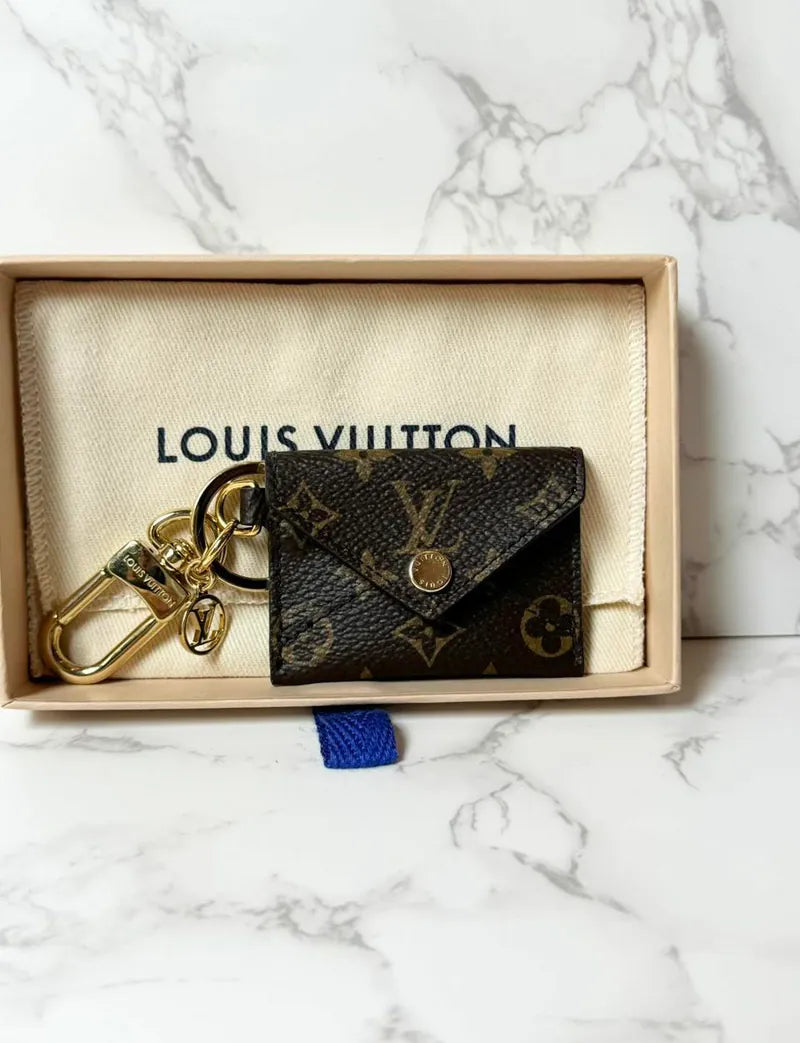LV Kirigami 手拿包掛飾與鑰匙圈