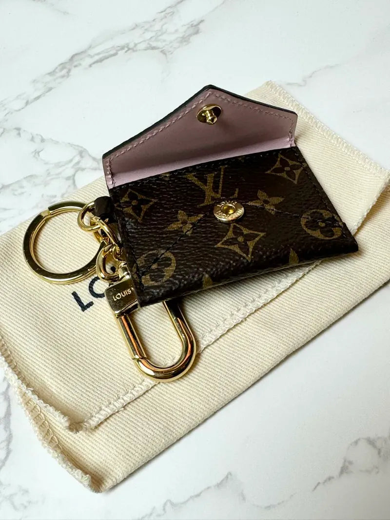 LV Kirigami 手拿包掛飾與鑰匙圈