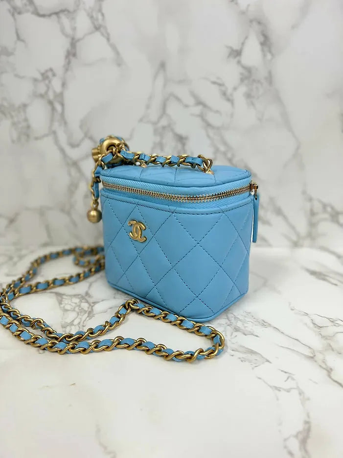 ❤️香奈兒亮藍色迷你方形化妝包，配皮革鏈條和珍珠碎裂金五金